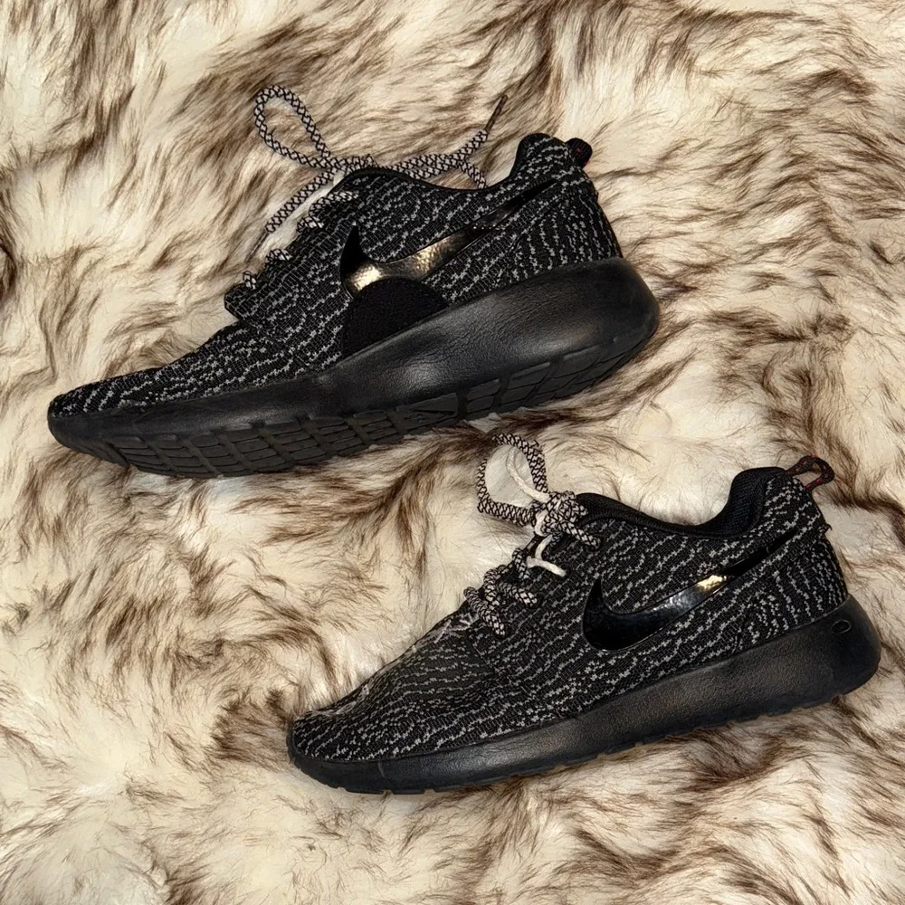 Nike Black and Gray Patterned Sneakers